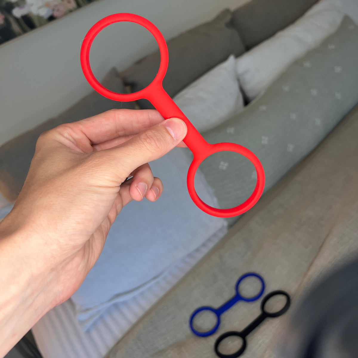 Esposas slip-on rubber handcuffs, front view